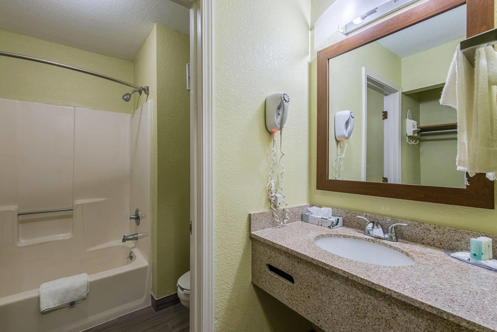Cardinal Inn & Suites Muncie Eksteriør bilde