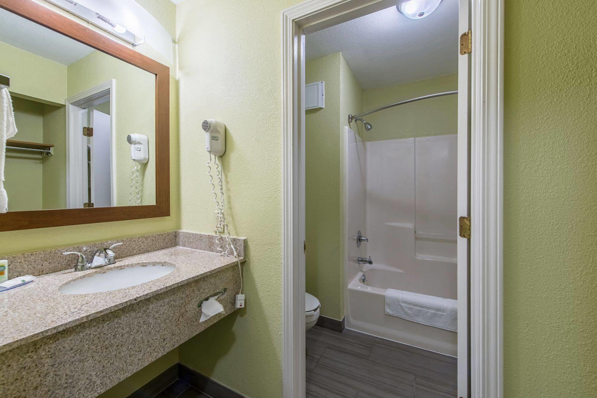 Cardinal Inn & Suites Muncie Eksteriør bilde