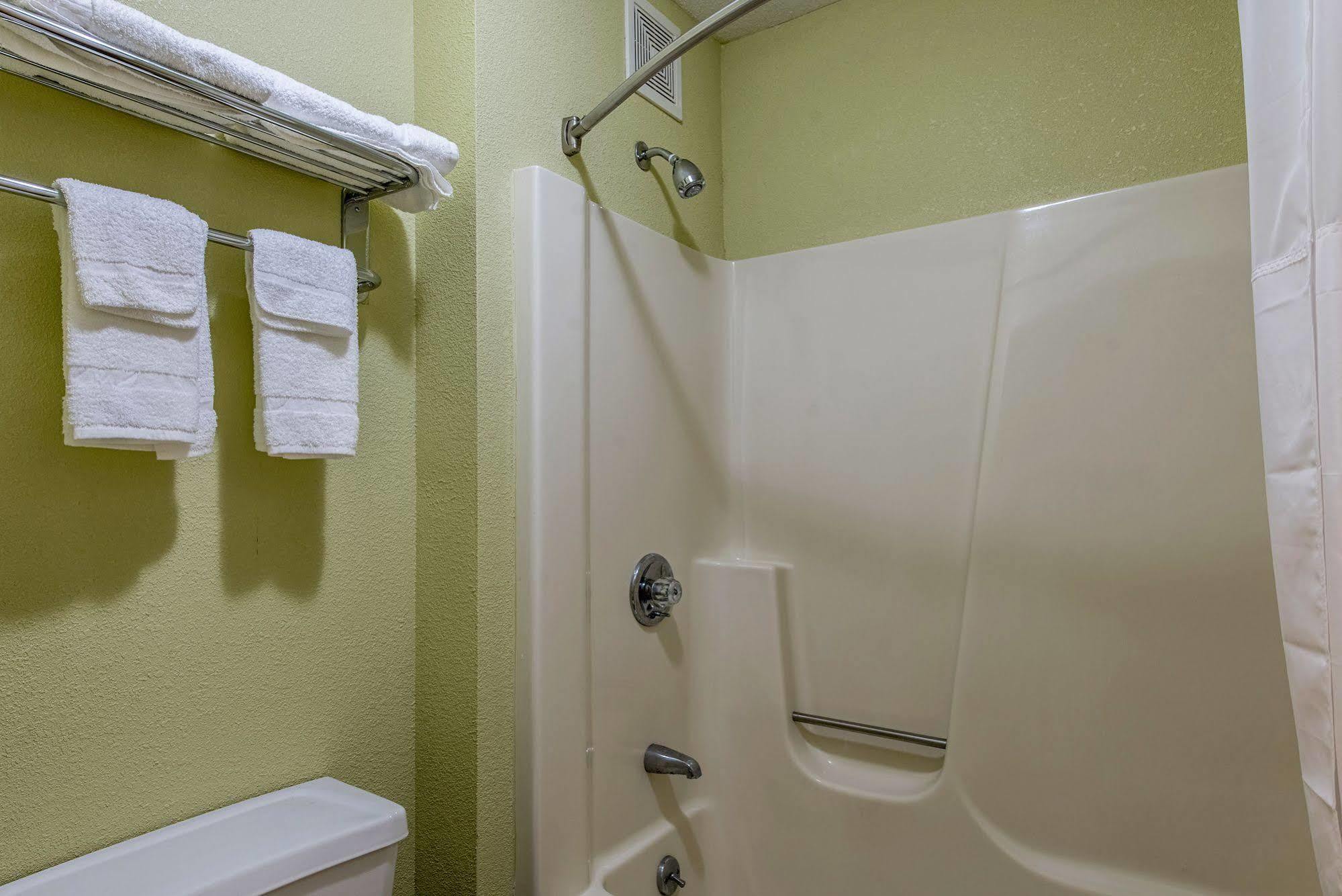 Cardinal Inn & Suites Muncie Eksteriør bilde