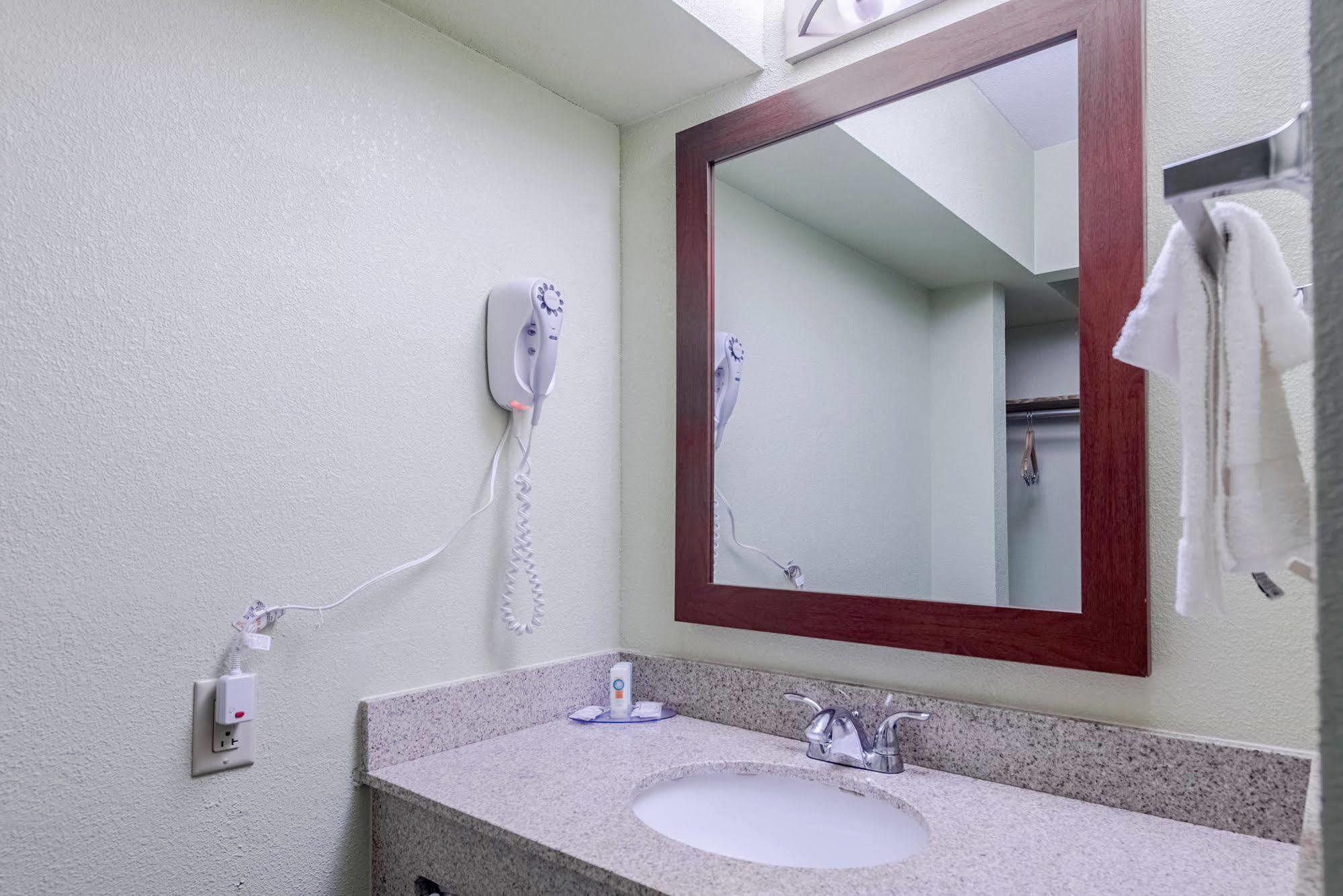Cardinal Inn & Suites Muncie Eksteriør bilde
