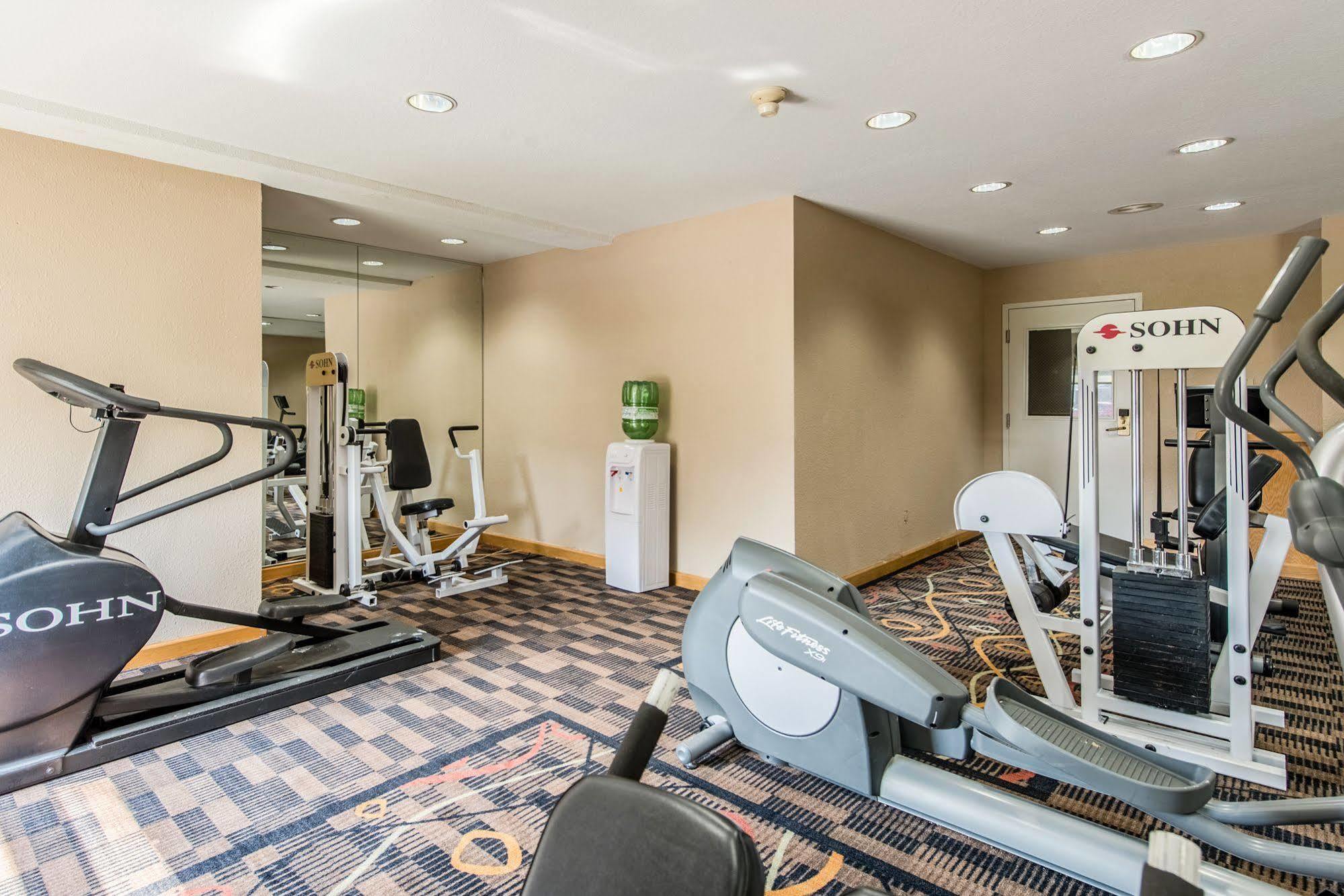 Cardinal Inn & Suites Muncie Eksteriør bilde