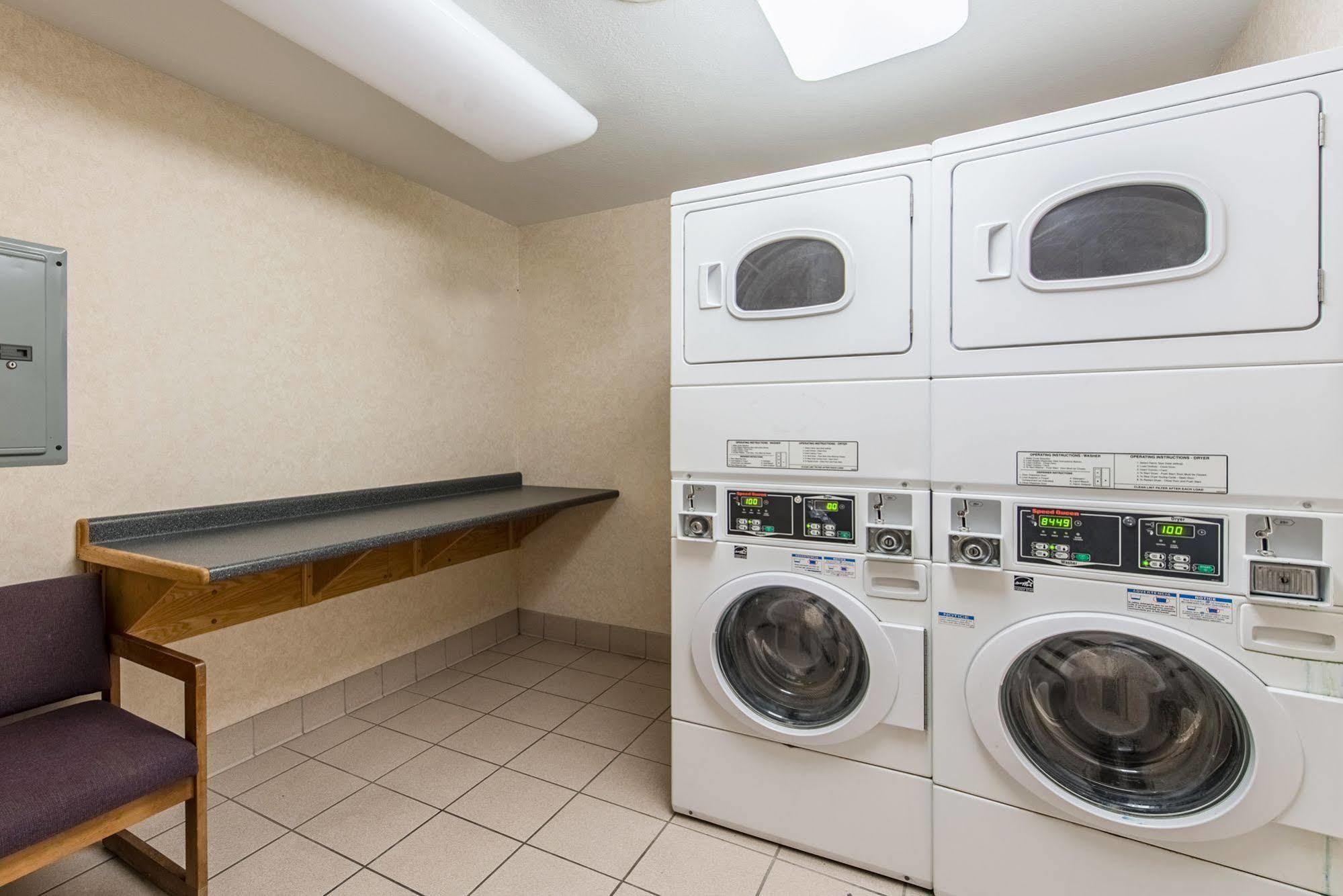 Cardinal Inn & Suites Muncie Eksteriør bilde